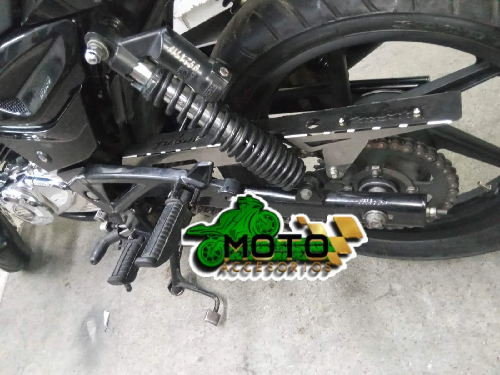 Cubre cadena motos en acero