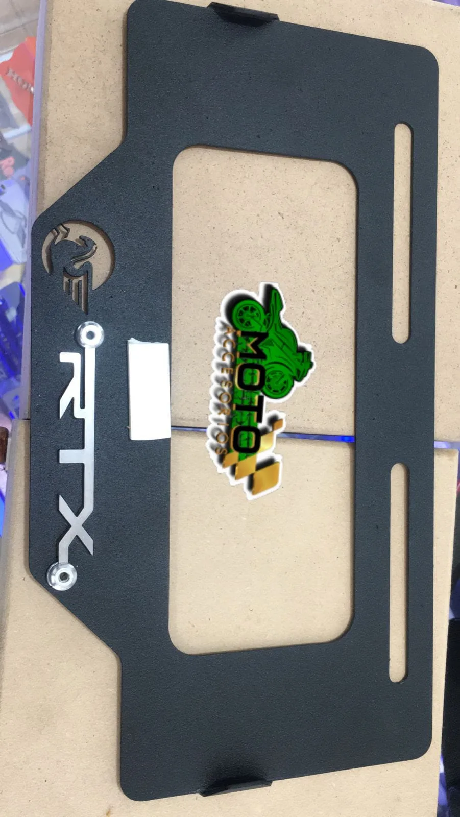 Porta Placa Relieve AKT